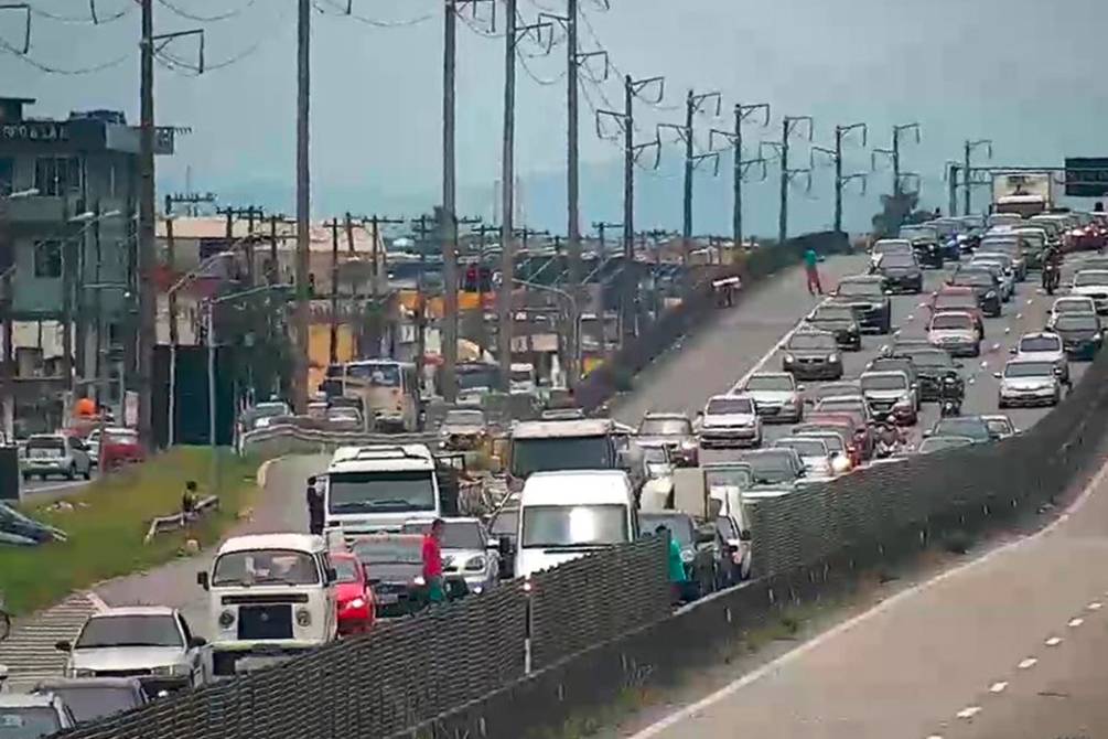 Rodovias apresentam lentidão na saída de SP para o litoral