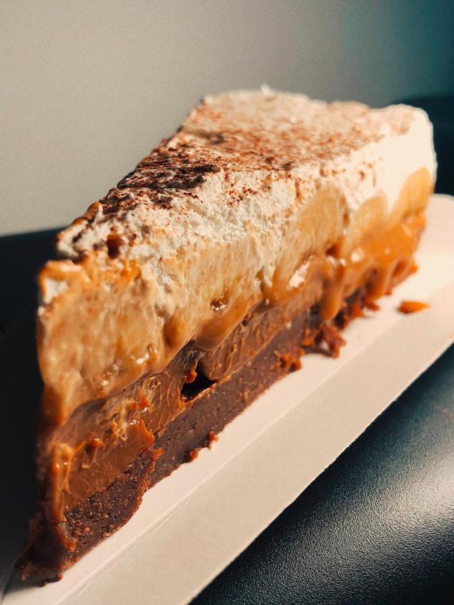 Banoffee de Nutella: massa de bolacha, banana-nanica, chantili e o creme de avelã