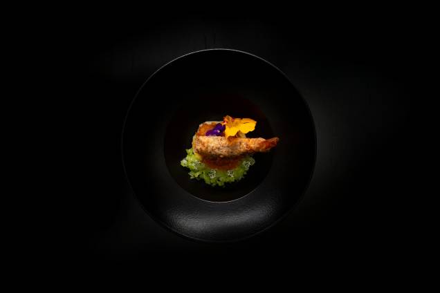 Inspirado no acarajé: o camarão-rosa é empanado com mini crustáceos amazônicos, o aviú, e frito; acompanha vatapá de inhame e salada de tomate verde crocante Inspirado no acarajé: o camarão-rosa é empanado com mini crustáceos amazônicos, o aviú, e frito; acompanha vatapá de inhame e salada de tomate verde crocante