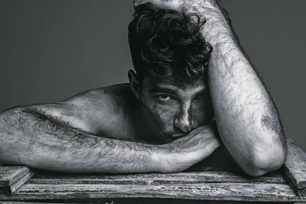 Jão se apresenta no palco do Tom Brasil