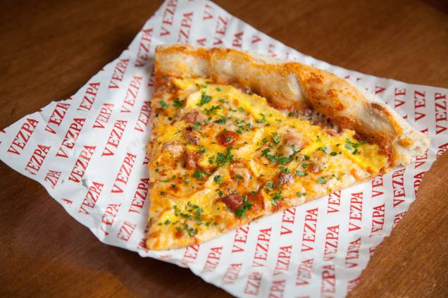 Pizza carbonara: queijos grana padano e mussarela, bacon, pimenta-do-reino e fio de gema Pizza carbonara: queijos grana padano e mussarela, bacon, pimenta-do-reino e fio de gema