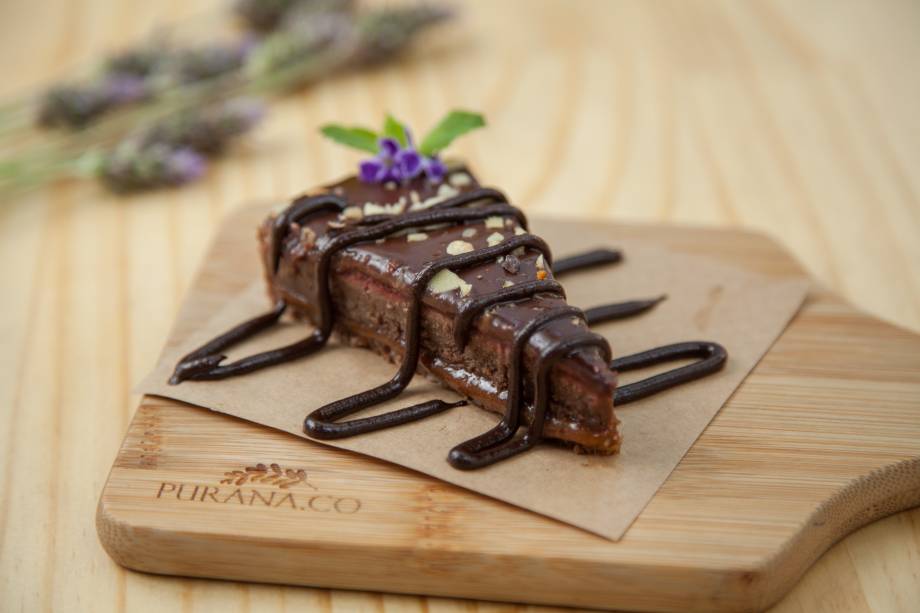 Torta de chocolate: amêndoa, tâmara e cacau orgânico