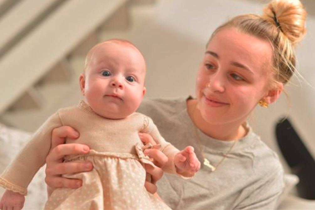 Adolescente dá à luz bebê “surpresa” após passar quatro dias em coma