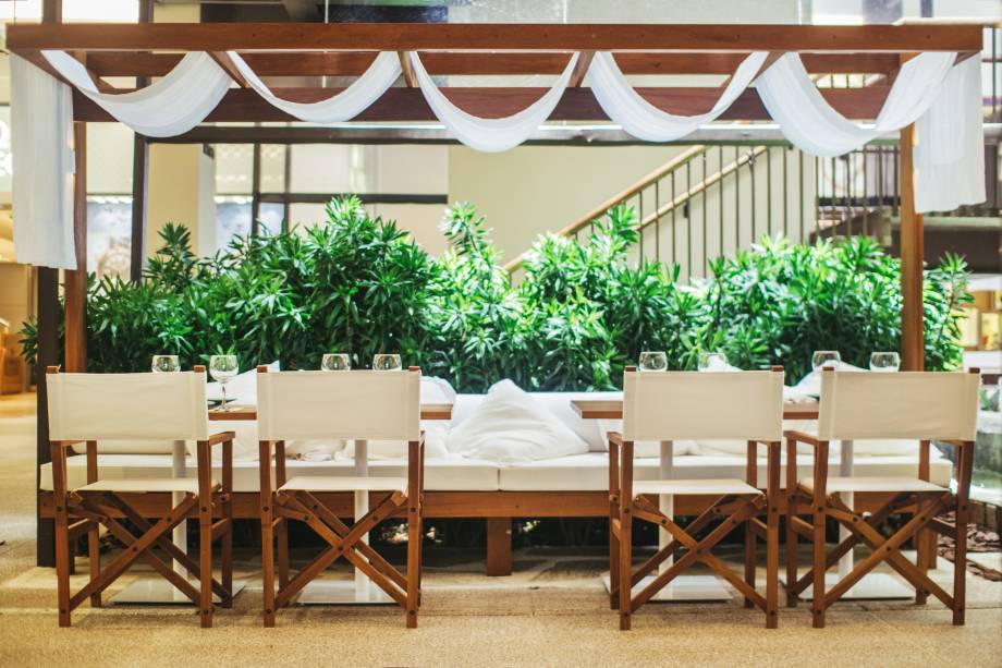 Grego no shopping: Kouzina serve pratos em bangalôs no meio do corredor Grego no shopping: Kouzina serve pratos em bangalôs no meio do corredor