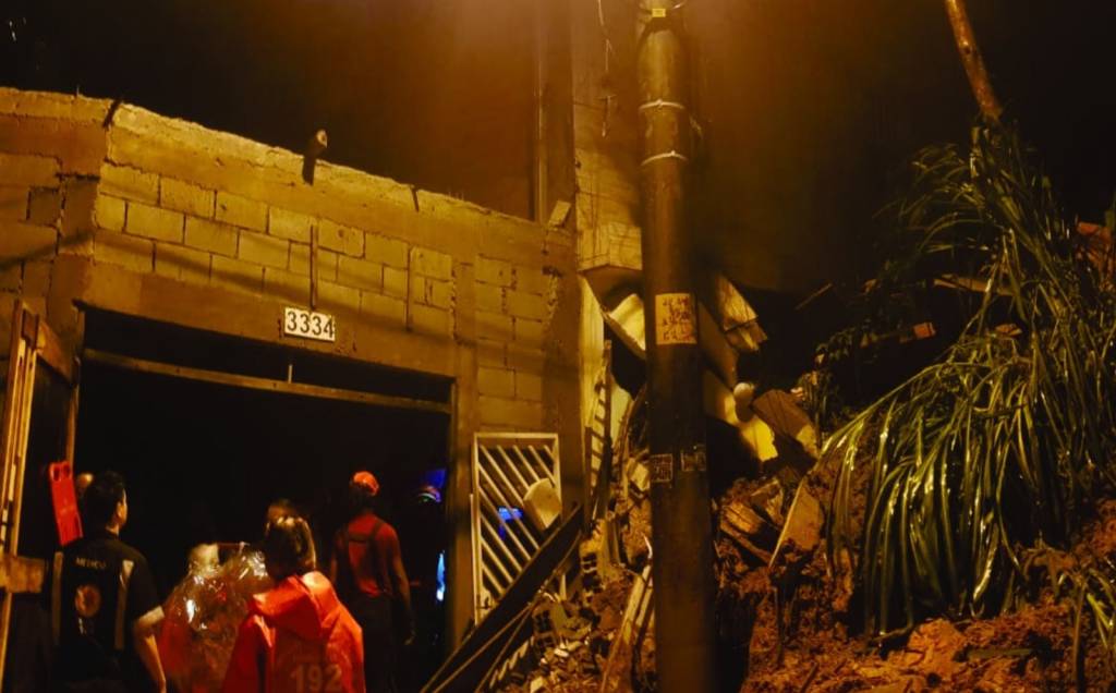 Desabamentos deixam quatro crianças mortas Mauá