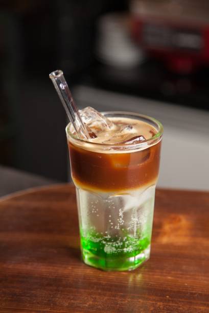 Para o verão: mistura de café, xarope de maçã verde, refrigerante de limão e muito gelo Para o verão: mistura de café, xarope de maçã verde, refrigerante de limão e muito gelo