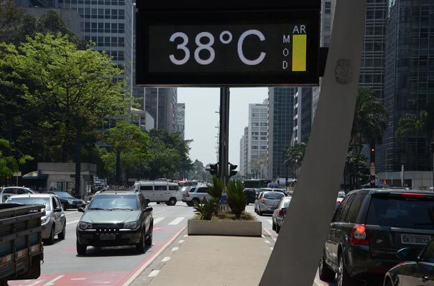 A imagem mostra um termometro de rua marcando 38°C na Avenida Paulista.