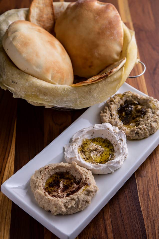 Trio de pastas: homus, coalhada seca e babaganuche, com pão saj à parte Trio de pastas: homus, coalhada seca e babaganuche, com pão saj à parte