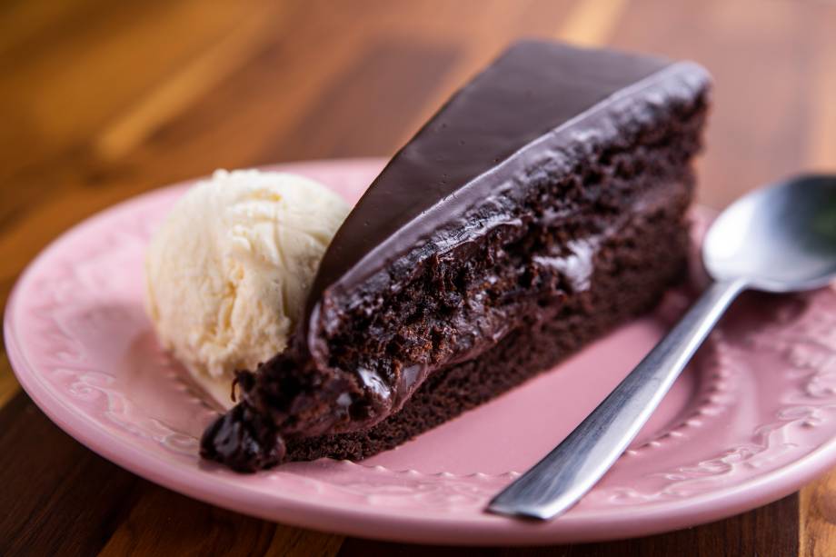 Bolo da teta: com chocolate meio amargo, é composto de camadas de brownie de casquinha crocante, recheio de brigadeiro e cobertura de ganache Bolo da teta: com chocolate meio amargo, é composto de camadas de brownie de casquinha crocante, recheio de brigadeiro e cobertura de ganache