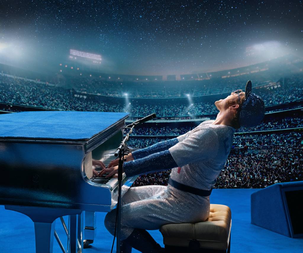 Taron Egerton arrepia cantando música de Elton John no filme Rocketman