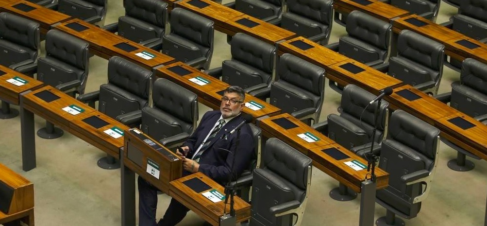 Fotógrafo flagra o que Frota via no celular durante sessão da Câmara