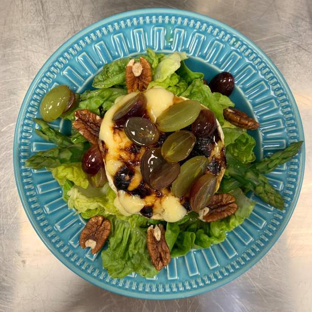 Receita leve: salada de folhas verdes com uvas, iogurte, noz-pecã, queijo de cabra ao forno e aspargo Receita leve: salada de folhas verdes com uvas, iogurte, noz-pecã, queijo de cabra ao forno e aspargo