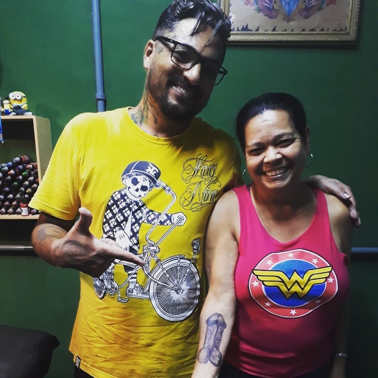 Mulher decide cobrir tatuagem de pênis no braço para “arrumar emprego”