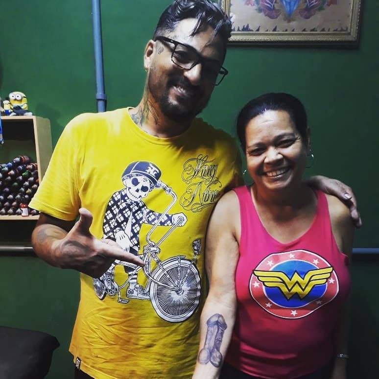 Mulher decide cobrir tatuagem de pênis no braço para “arrumar emprego”