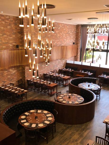 Ambiente: salão de pé-direito de 6 metros e visual imponente Ambiente: salão de pé-direito de 6 metros e visual imponente