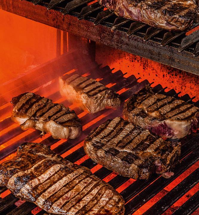 Carnes na grelha do restaurante NB Steak, no Itaim Bibi