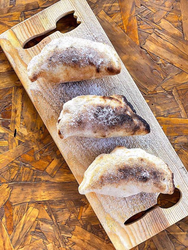 Calzones em tamanhos míni: queijo com goiabada, maçã com canela e chocolate meio amargo com frutas como morango Calzones em tamanhos míni: queijo com goiabada, maçã com canela e chocolate meio amargo com frutas como morango
