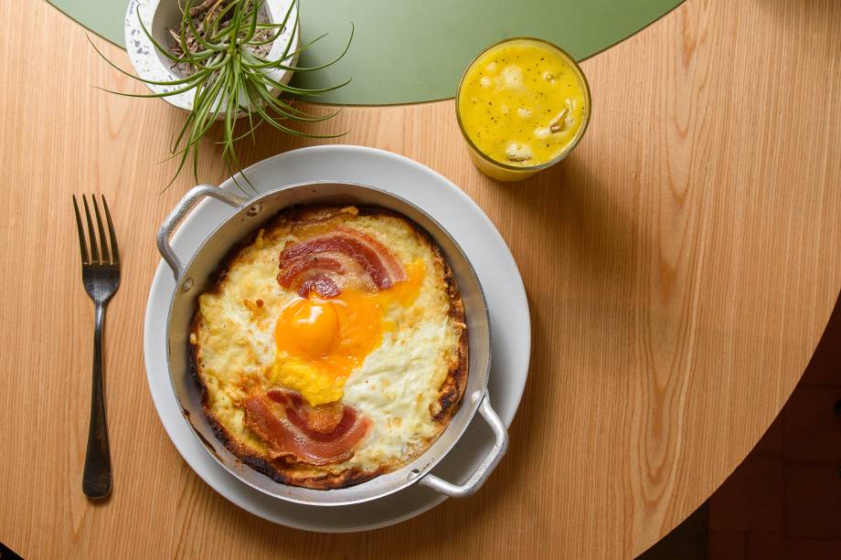 Pão sírio coberto por requeijão, ovo, Tulha e bacon: no forno até ficar crocante