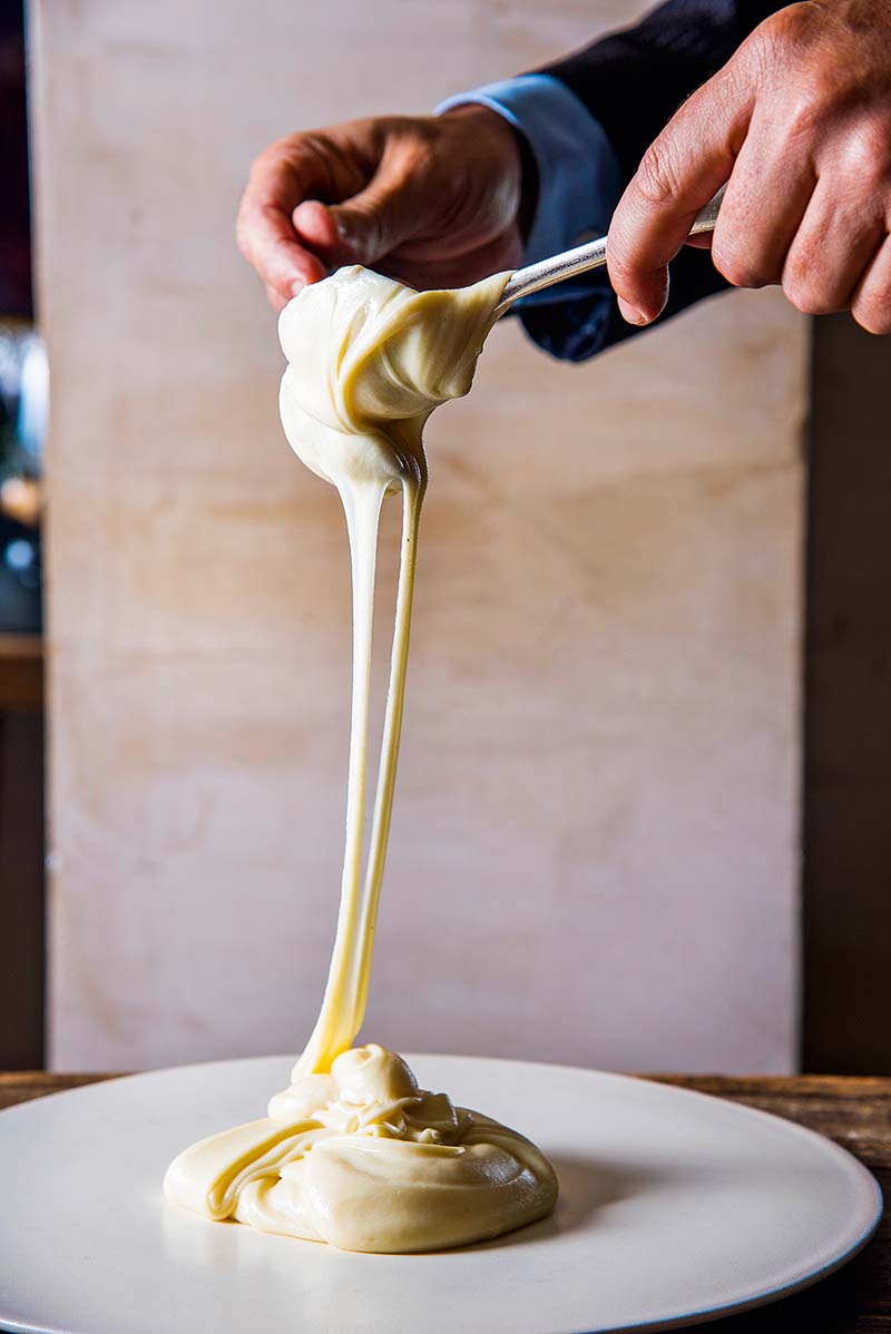 Aligot (purê de batata com queijo – Dom Aligot, um purê de batata com queijos, sendo servido