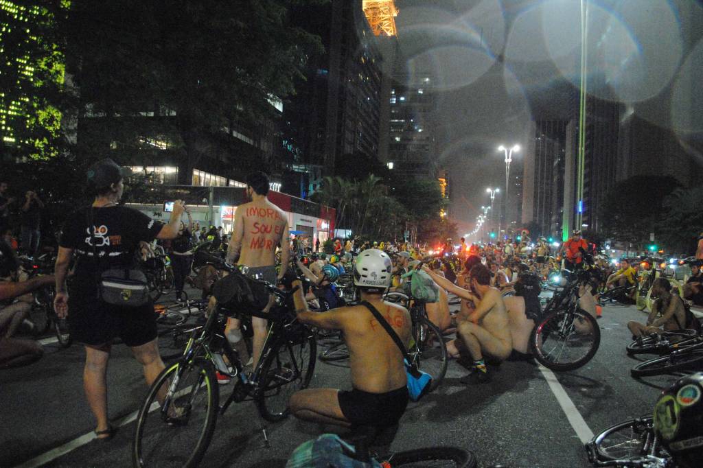 Sem roupa, ciclistas pedalam pela Avenida Paulista