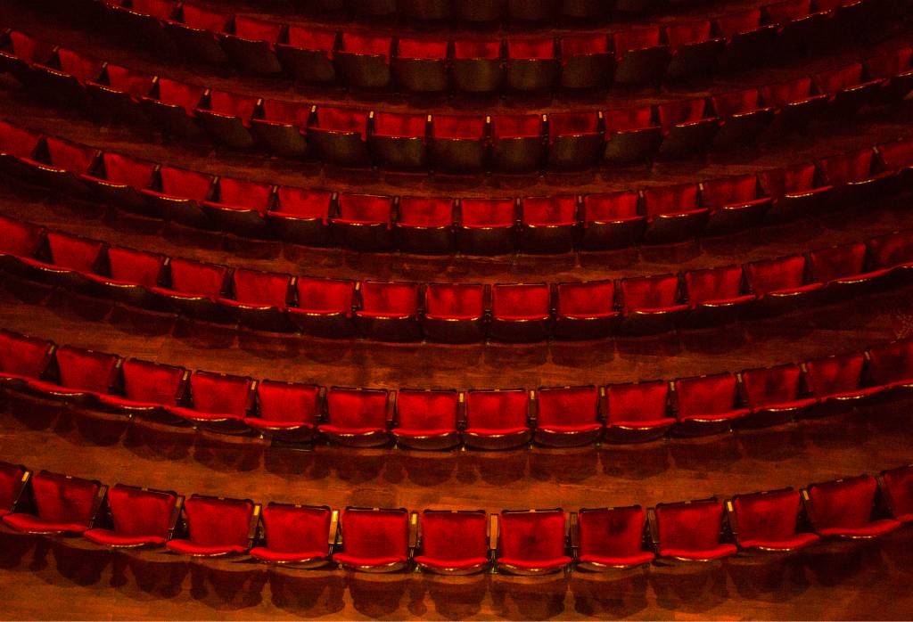 cinema Poltronas vermelhas de cinema vistas de cima.