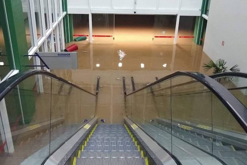 “Eu podia ter morrido”, diz menina que dormiu em shopping após temporal