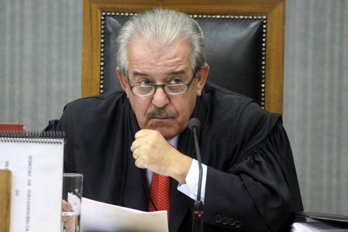 Conselheiro do Tribunal de Contas fica milionário sem trabalhar