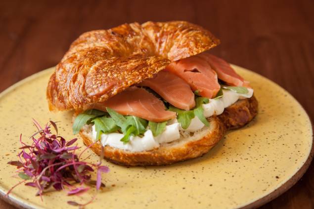 Sanduíches no croissant: salmão defumado com cream cheese Sanduíches no croissant: salmão defumado com cream cheese