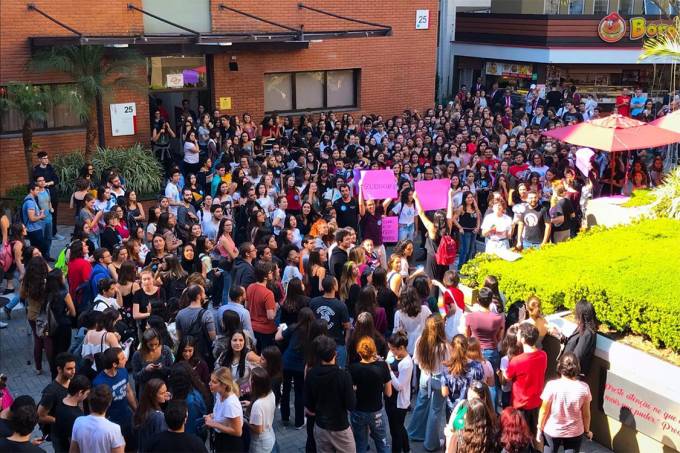 Estudantes do Mackenzie fazem protesto contra Bolsonaro