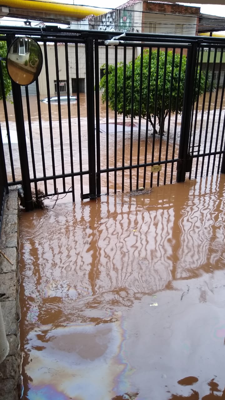 chuva alagamento ipiranga Foto de portão alagado.