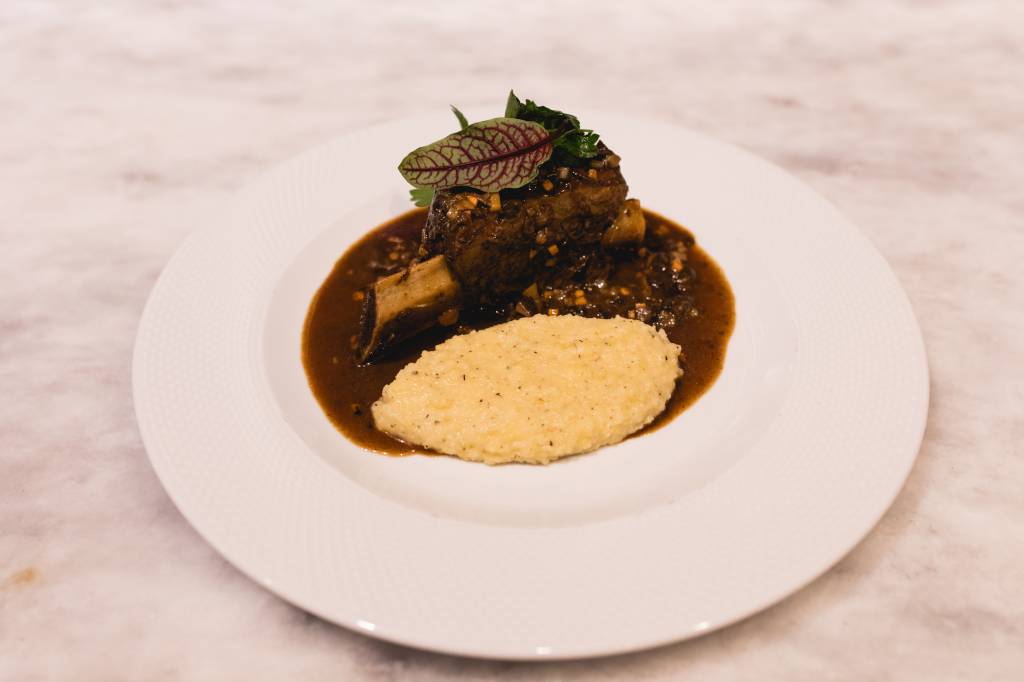 Carne de panela: ossobuco vai sobre risoto à milanesa