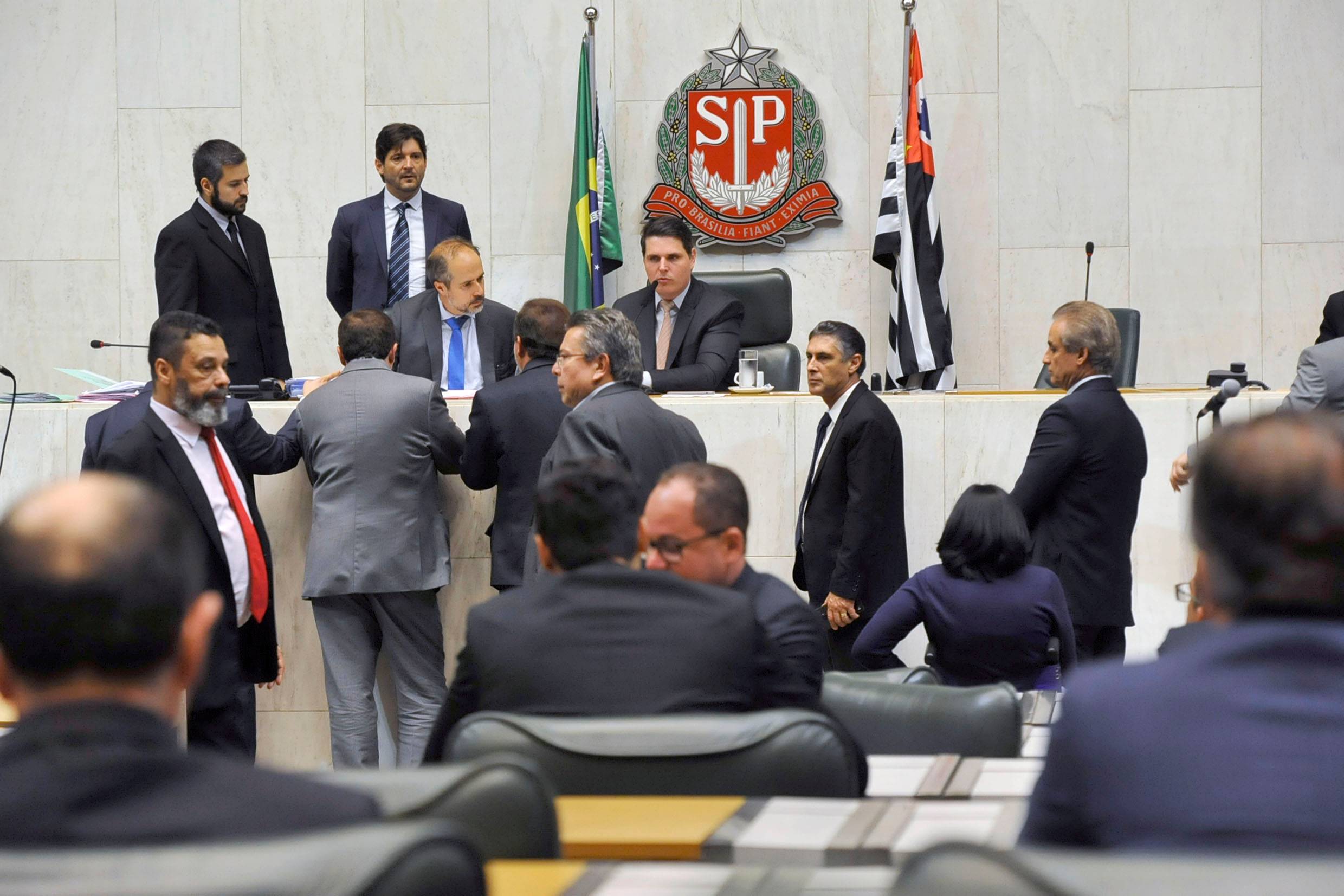 Assembleia discute cobrança de mensalidade em universidades públicas de SP