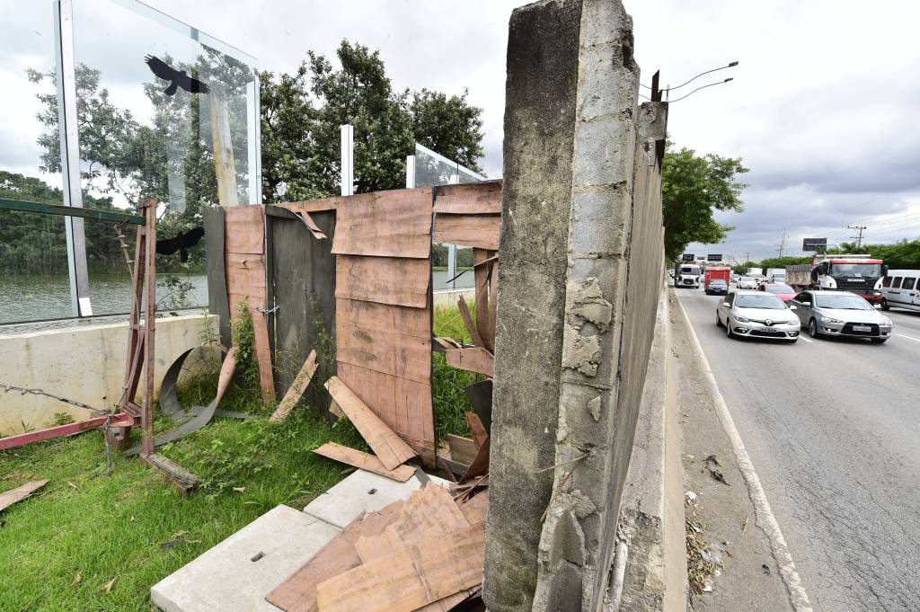 Placas de madeira fazem a divis&atilde;o com a parte que ainda conta com muro de alvenaria
