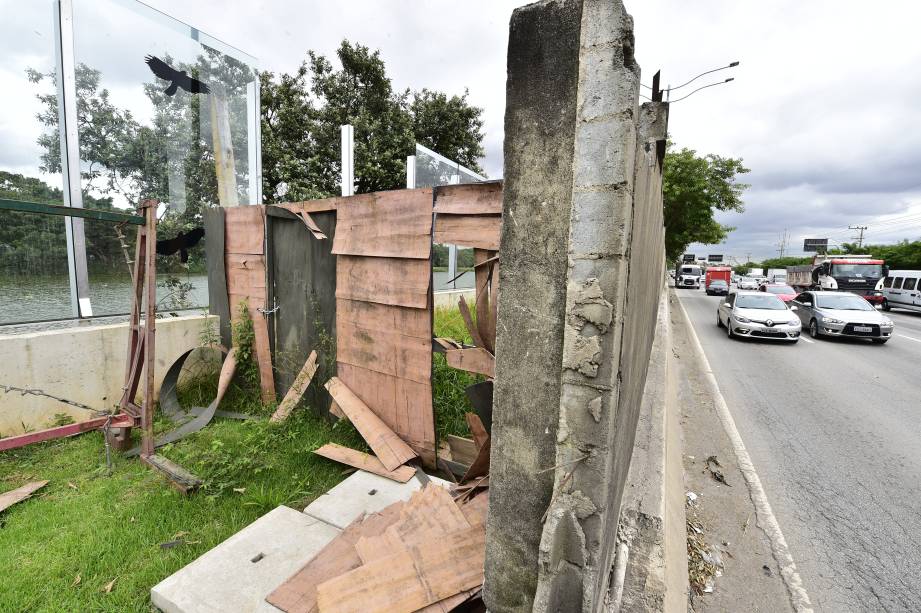 Placas de madeira fazem a divis&atilde;o com a parte que ainda conta com muro de alvenaria