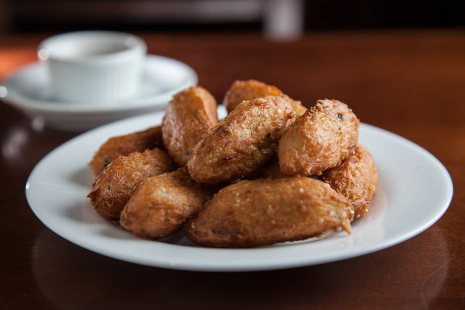 Para acompanhar os drinques: bolinho de arroz com recheio de mussarela