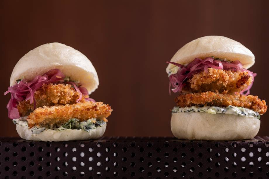 Ostra no brioche: os molucos empanados em farinha panko vão no pãozinho que mais lembra um bun, com aïoli com algas e picles de cebola-roxa Ostra no brioche: os molucos empanados em farinha panko vão no pãozinho que mais lembra um bun, com aïoli com algas e picles de cebola-roxa