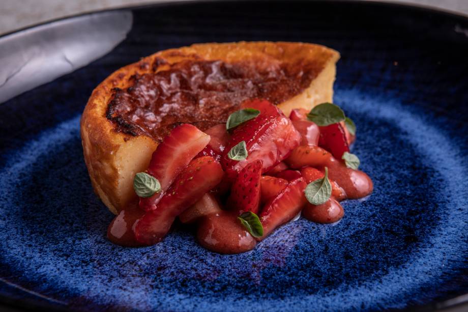 Sobremesa de queijo: coberta com goiabada e guarnecida de morangos na brasa Sobremesa de queijo: coberta com goiabada e guarnecida de morangos na brasa