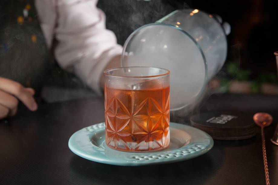 Back in black: defumado com canela, a mistura lembra um negroni e leva gim, vermute tinto e Aperol