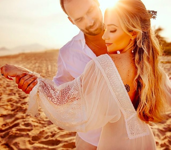 Eduardo Bolsonaro faz ensaio de fotos romântico com a noiva no Rio