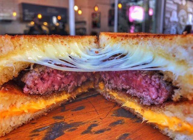 Três em um: o hambúrguer servido entre dois queijos quentes