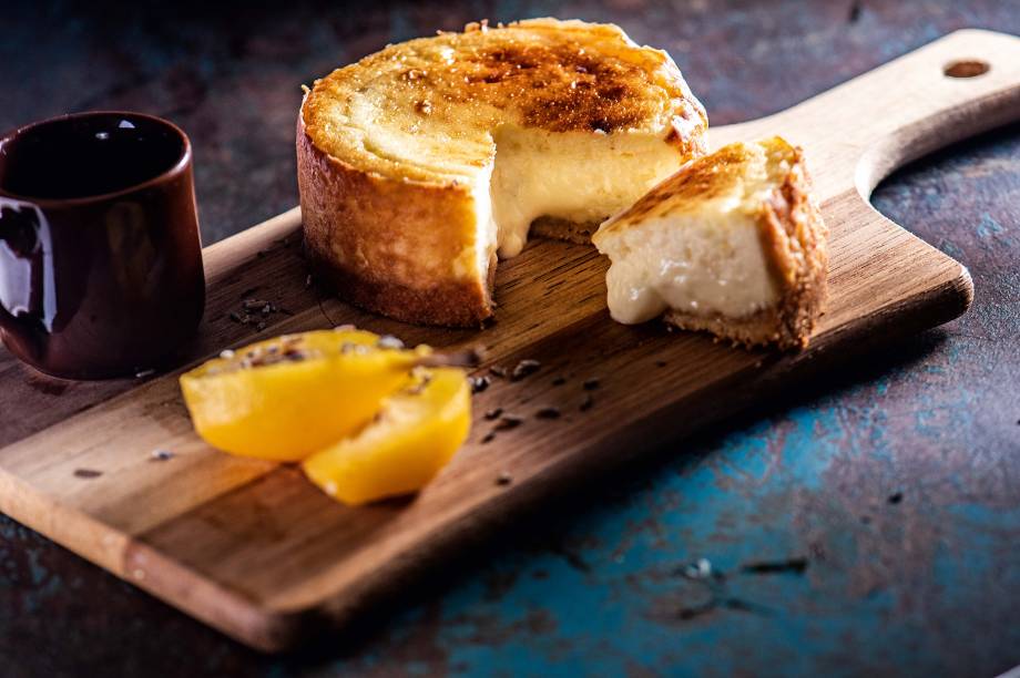 Torta de queijo cremosa e morna no centro