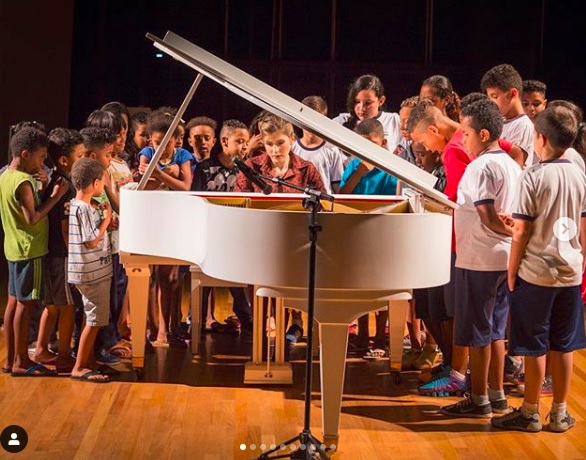 Pianista leva música erudita a crianças de escolas públicas paulistanas
