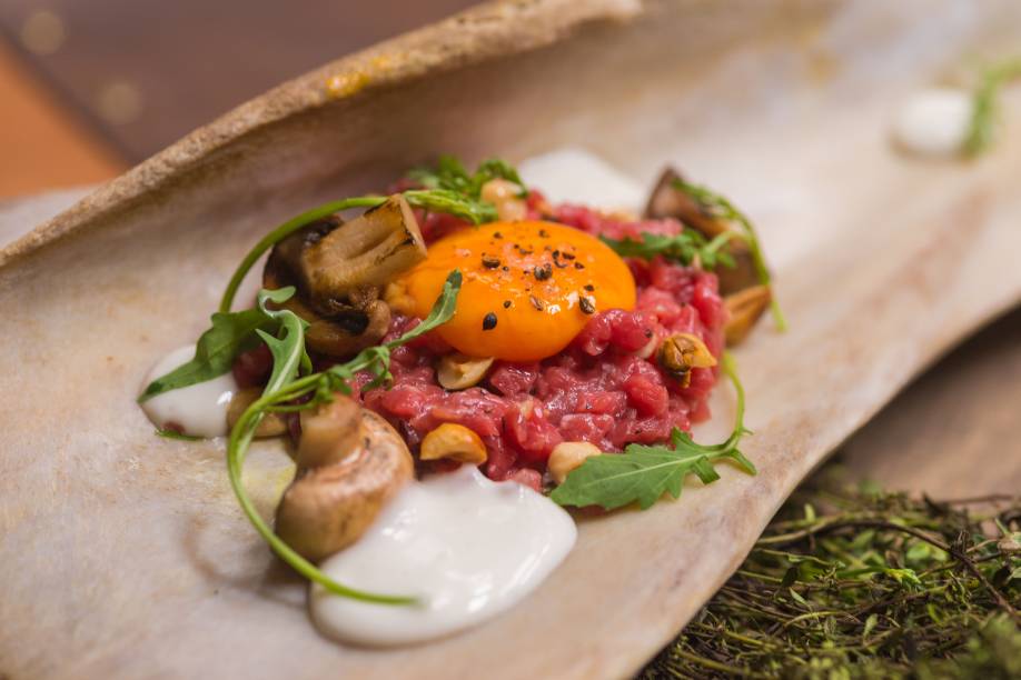 Tartare de paleta: acompanhado de gema de ovo caipira, parmesão, rúcula e cogumelo
