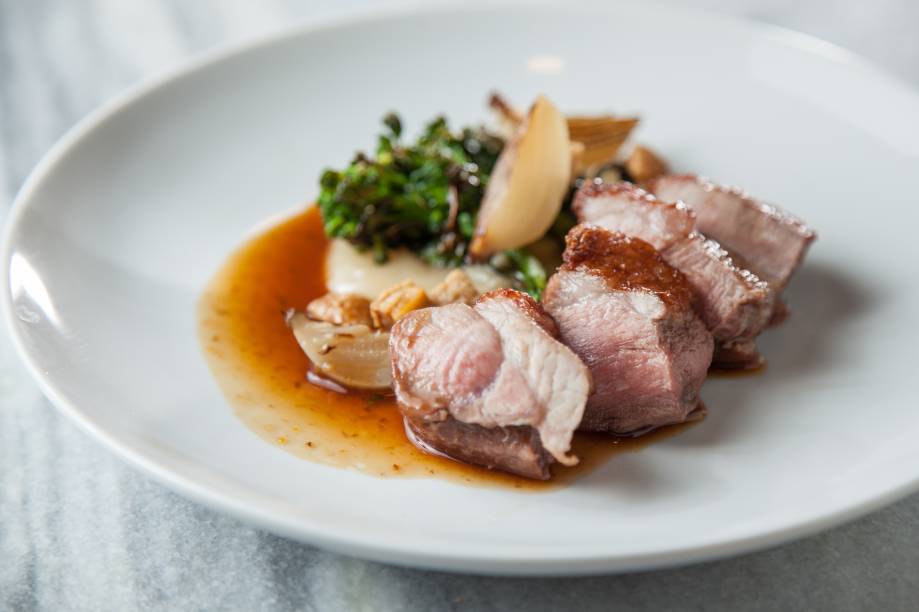 Paleta suína: guarnecida de purê de maçã, brócolis e picles de cebola Paleta suína: guarnecida de purê de maçã, brócolis e picles de cebola