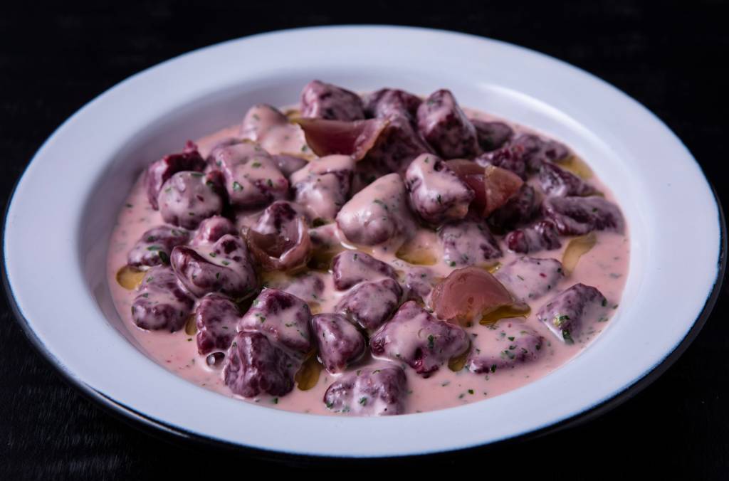 Nhoque de beterraba: com picles do mesmo vegetal, é banhado por creme de parmesão Nhoque de beterraba: com picles do mesmo vegetal, é banhado por creme de parmesão