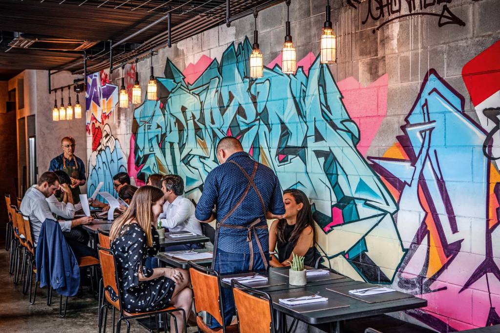 Fabbrica, de Tássia Magalhães, tem pegada moderna; leia a crítica