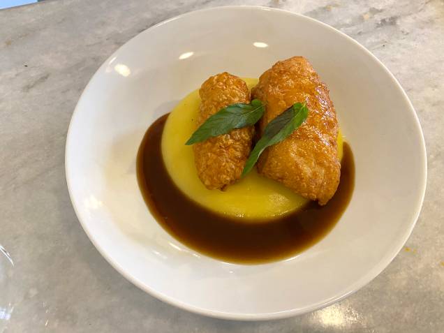 Barriga de porco: pedida é servida com purê de mandioquinha e torresmo Barriga de porco: pedida é servida com purê de mandioquinha e torresmo