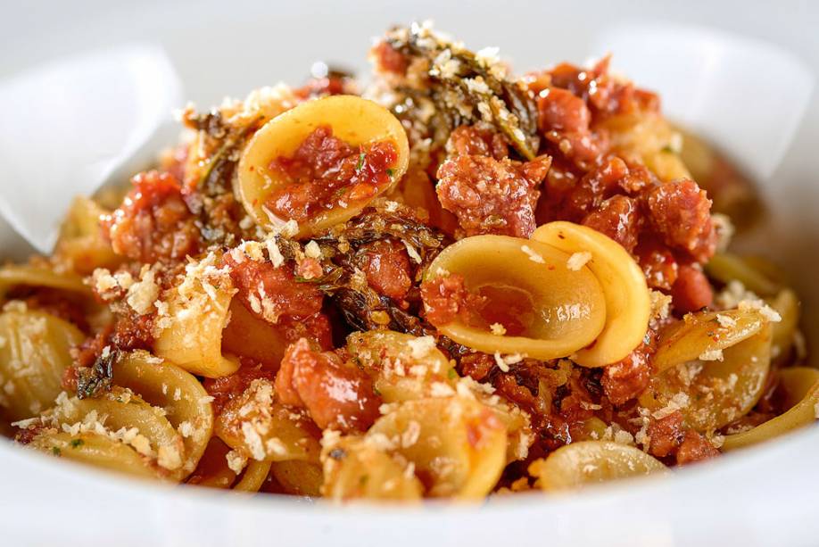 Pratos clássicos como o orecchiette ao molho de linguiça de sabor intenso