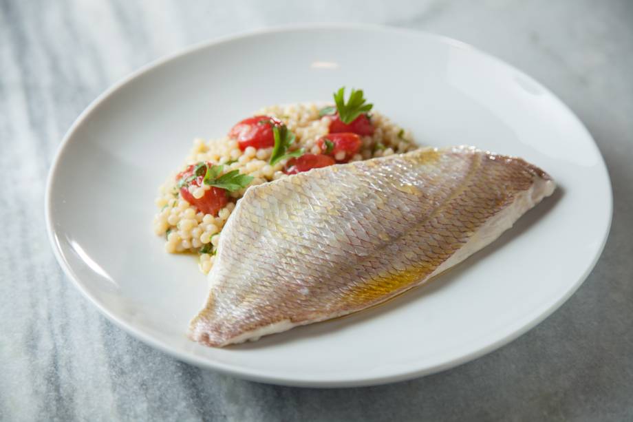 Peixe do dia ao lado de fregola Peixe do dia ao lado de fregola