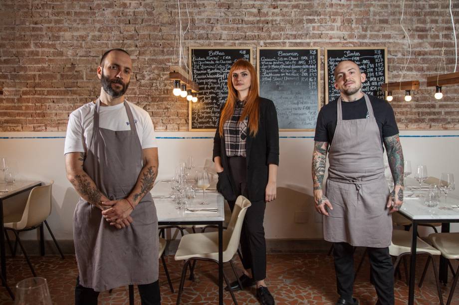 Menu em família: projeto é do chef Lucas Dante (à direita) e de sua mulher, a sommelière Gabrielli Fleming. Conta ainda com o confeiteiro Marcelo Escañuela (à esquerda).